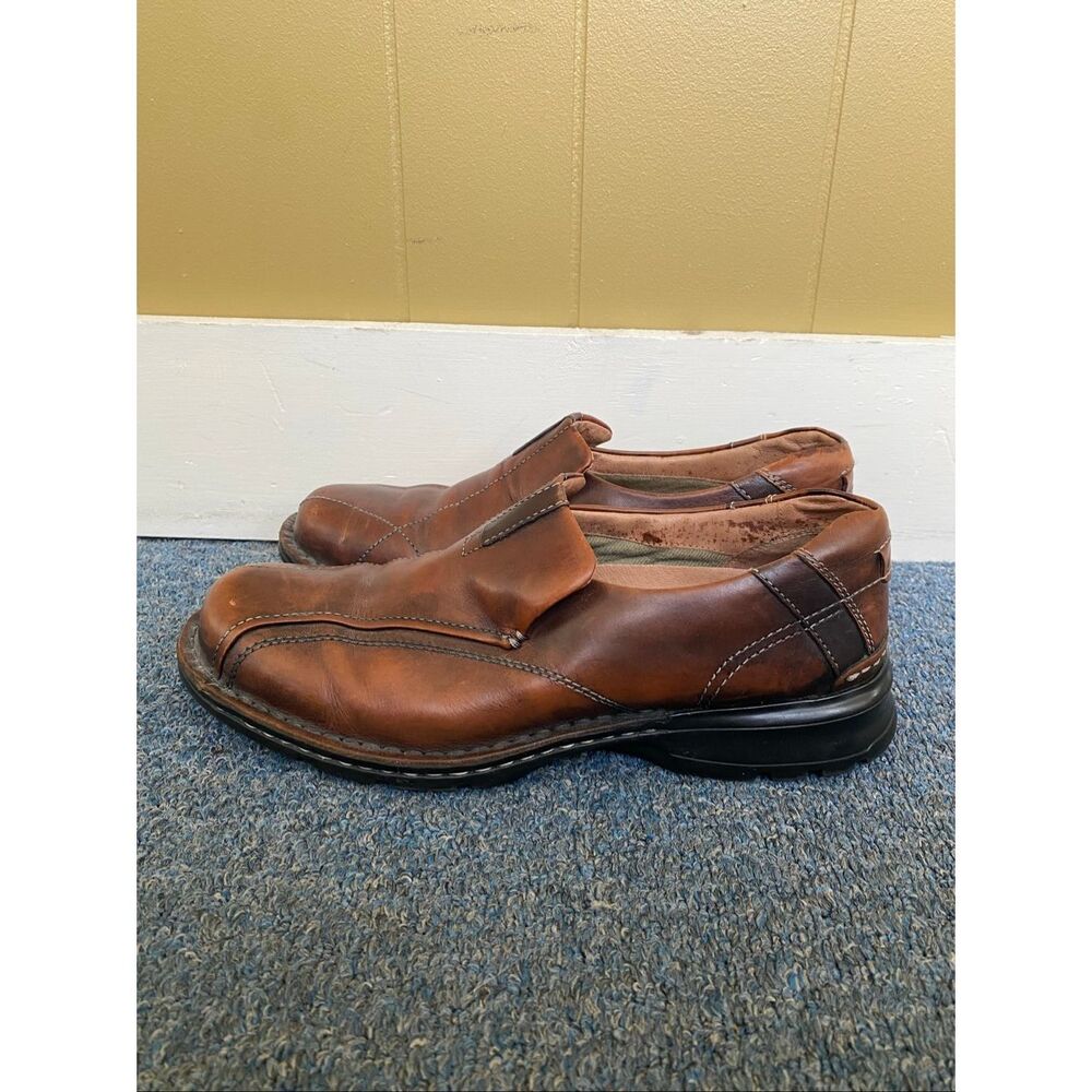 Clarks men 10.5 leather slip on shoes brown